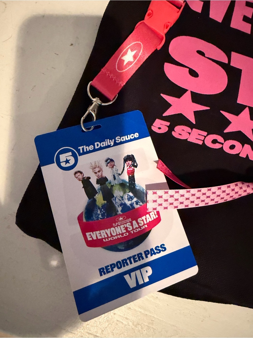 5 Seconds Of Summer VIP merch Black Tote Bag with Pink Star Print and Lanyard - Picture 3 of 4